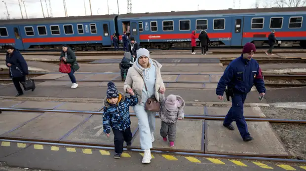 Глава МИД Венгрии Сийярто сообщил о прибытии более 200 тысяч беженцев с Украины