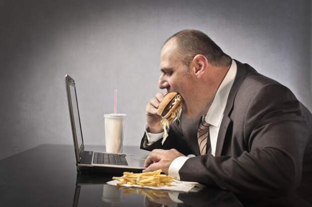 Чрезмерное употребление пищи приведет рано или поздно к ожирению / Фото: healthnutnews.com