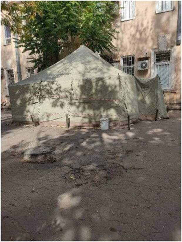 В Донецке возле Калининского морга поставили палатку с холодильником для трупов