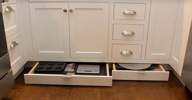Цокольный ящик на кухне идеально подходит для противней и плоских предметов. / Фото: m-strana.ru