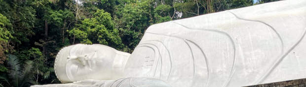 Свастика на груди у самой большой статуи лежащего Будды во Вьетнаме (гора Та Ку)