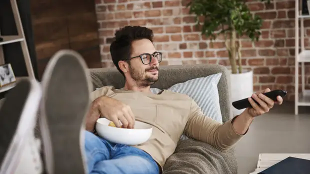 Диетолог Соломатина предупредила о вреде просмотра телевизора при приёме пищи