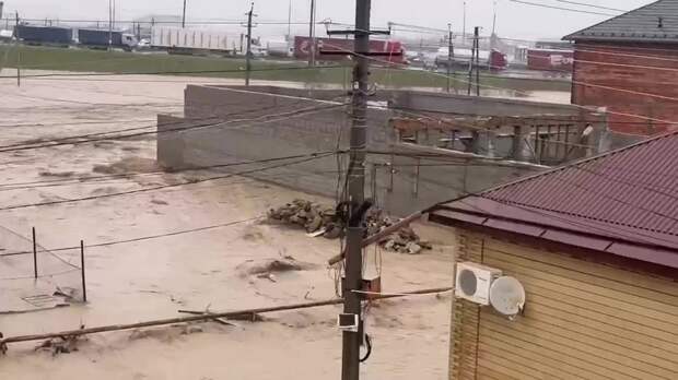 В Махачкале мужчина спас шестилетнюю девочку из потока воды