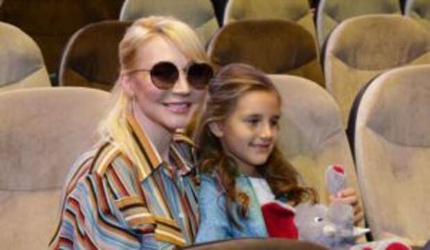 Кристина Орбакайте покорила фанатов снимками в мокром бикини