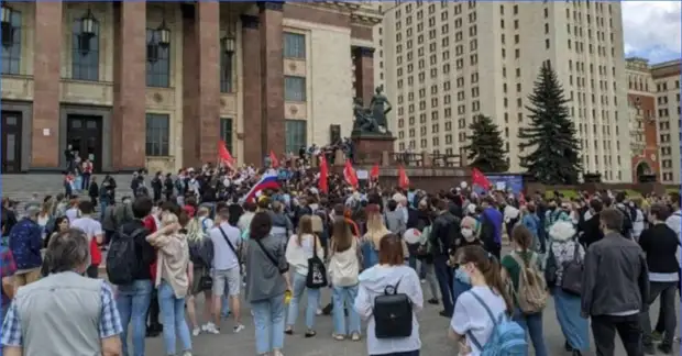 Участники незаконной акции перед зданием МГУ. Фото из открытых источников