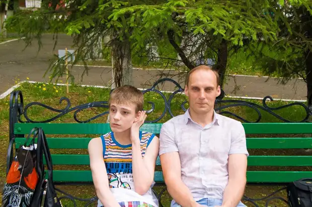 «Нельзя ставить на нём крест»: отец-одиночка об отказе отдать сына с инвалидностью в интернат и долгах за ЖКУ