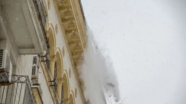 Упавшая с крыши дома в Москве наледь убила женщину