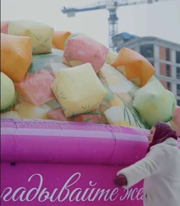 В центре Тюмени установлена огромная чашка с оливье