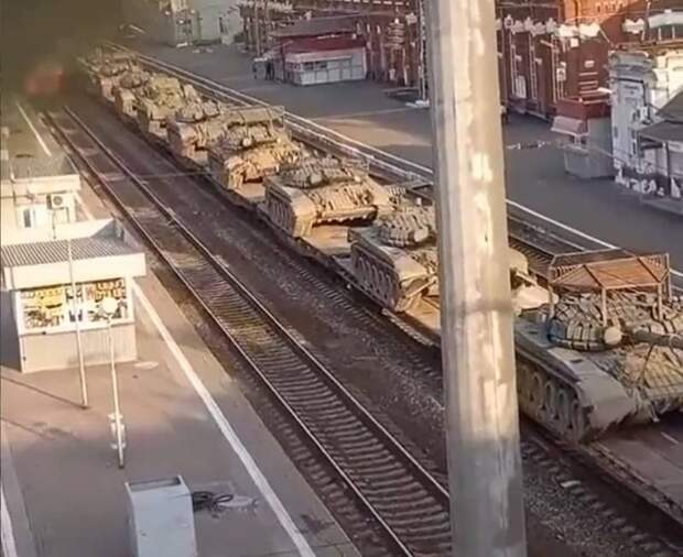 «На войну с Украиной»: В Сети обсуждают снимок российских Т-72 с «козырьками от солнца»