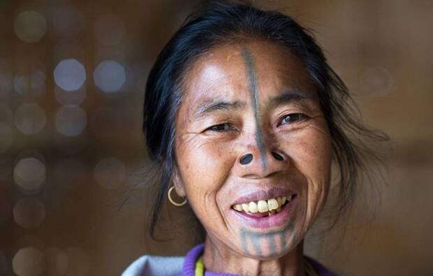 Фотография: Удивительные обычаи индийского племени, где женщины должны носить пробки в ноздрях №9 - BigPicture.ru
