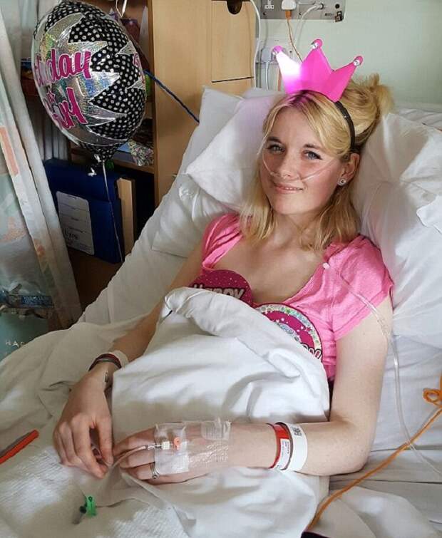 Она плавала в бассейне, и вдруг кто-то заметил мешок на ее животе. Произошедшего дальше не ожидал никто... Она плавала в бассейне, и вдруг кто-то заметил мешок на ее животе. Произошедшего дальше не ожидал никто...