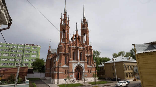 https://www.culture.ru/storage/images/5feb01e0ab8d37482de4b48ed075106a/77b44a9bdf9b47538745bd5be5c18439.jpg/g_center,c_fill/4.webp