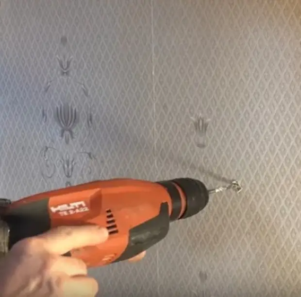 Сверлим отверстия в стене. Сверлим отверстия в стене.
