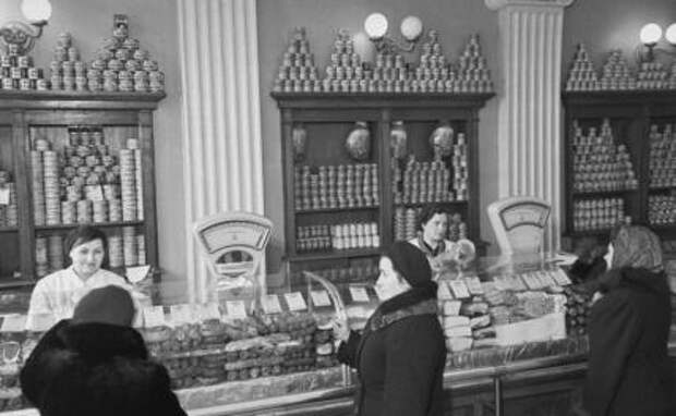 На фото: колбасный отдел в одном из гастрономов Москвы, 1950 год