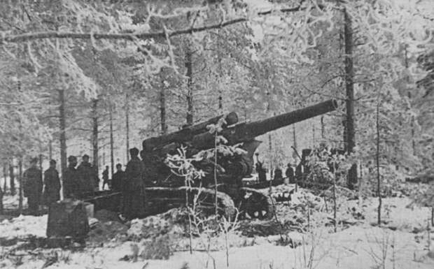 Советская 203-мм гаубица Б-4 на огневой позиции на Карельском перешейке. Выдвинутые на прямую наводку, такие крупнокалиберные орудия сыграли важную роль в прорыве «линии Маннергейма»