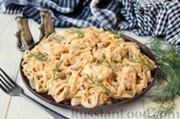Фото к рецепту: Лапша с курицей, помидорами и сыром, на сковороде