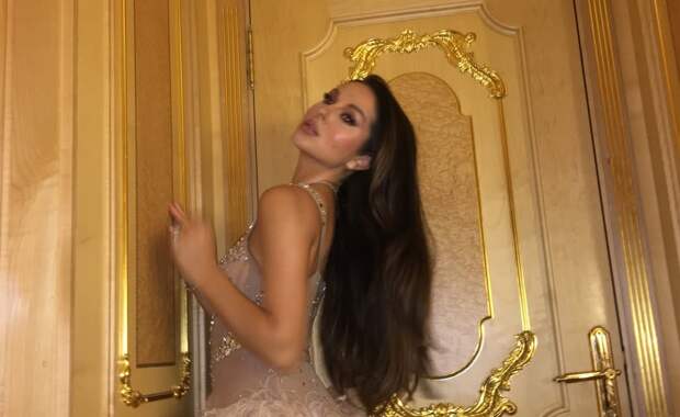 Певица Нюша вышла на сцену в мини-платье с глубоким декольте