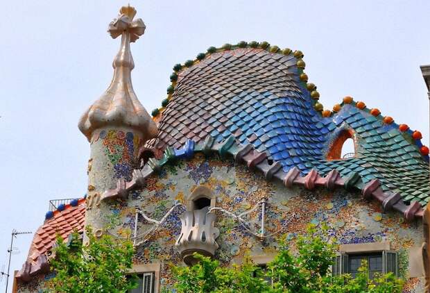 Крыша дома напоминает хребет дракона (Casa Batllо).
