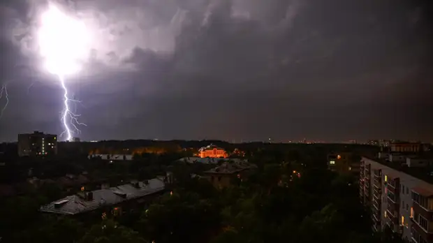 Источник: два человека пострадали в результате удара молнии в Москве