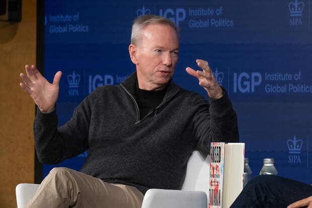 Бывший глава Google в 70 лет завел любовницу на 43 года младше себя