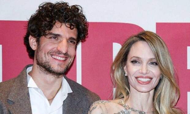 В «голом» платье и бриллиантах: Анджелина Джоли и Луи Гаррель на премьере «Кутюра»