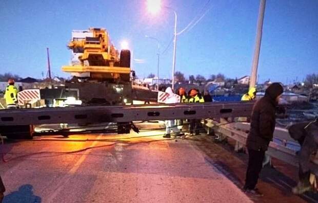 На юге Астраханской области упавшая сваебойка перекрыла движение на федеральной трассе