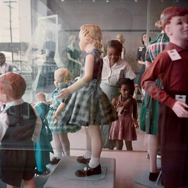 7. Девочка и ее бабушка рассматривают витрины магазина, Мобил, Алабама, 1956 г. 20 век, 20 век в цвете, 50-е, 50-е года, жизнь в Америке, жизнь в сша, старые фотографии, сша
