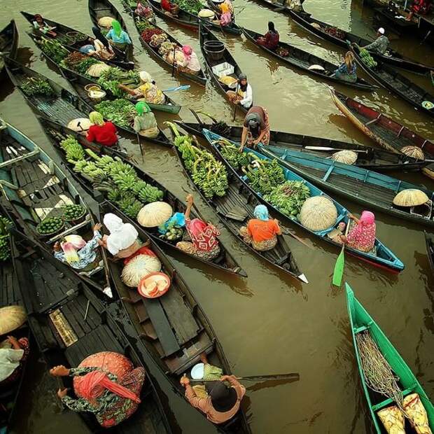 Рынки на воде в Индонезии (18 фото)