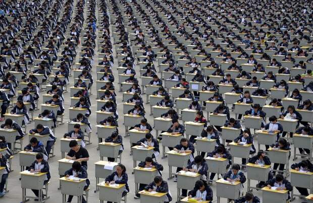 В 2015 году более 1700 абитуриентов сдавали экзамен в импровизированной аудитории, расположившейся на спортивной площадке, так как в помещении всем места не хватило (Ичуан, провинция Шэньси). китай, люди, население