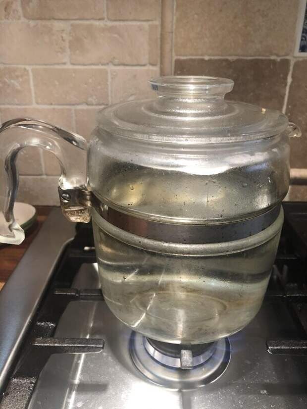 16. "Чайник Pyrex. Точный возраст неизвестен, но не менее 75 лет. До сих пор используется каждый день" 16. "Чайник Pyrex. Точный возраст неизвестен, но не менее 75 лет. До сих пор используется каждый день"