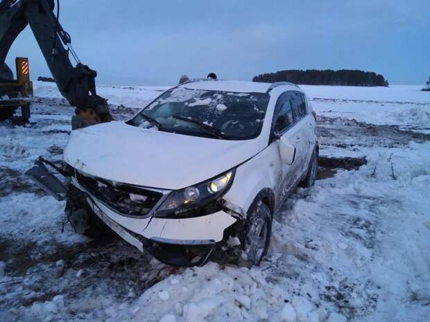 На Урале пассажир выхватил руль у водителя, чтобы сбить детей на обочине