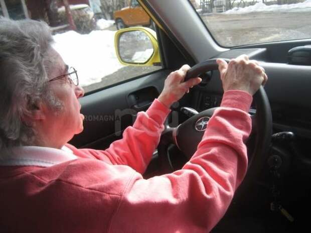 Настоящей рекордсменкой в 2010 году стала 104-х летняя американка, стаж вождения которой составляет 90 лет! Впервые Глэдис села за руль, когда ей было 15, а первые автомобильные права получила в январе 1925 года, поскольку ранее их просто не изобрели большой стаж, женщины, за рулем, интересное, история, факты