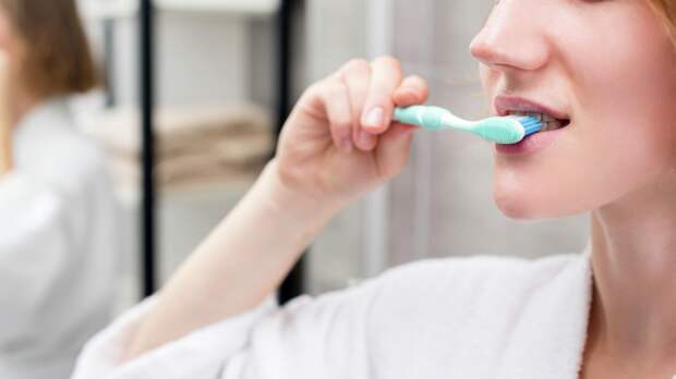 Врач сделала предостережение любителям чистить зубы раз в день