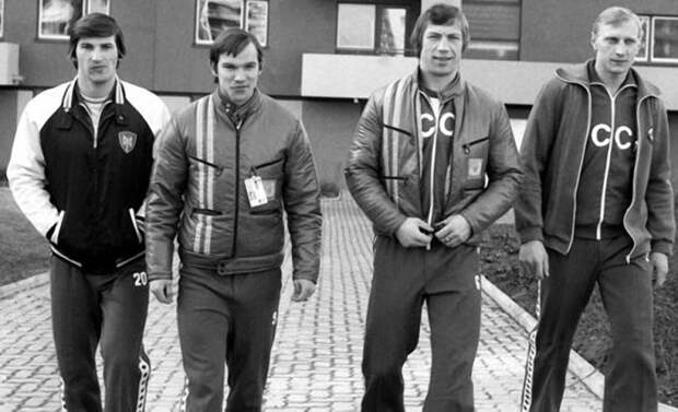 Владислав Третьяк, Виктор Шалимов, Валерий Васильев и Александр Гусев в Олимпийской деревне в Инсбруке, 7 февраля 1976 года. Фото Валерия Зуфарова. Владислав Третьяк, Виктор Шалимов, Валерий Васильев и Александр Гусев в Олимпийской деревне в Инсбруке, 7 февраля 1976 года. Фото Валерия Зуфарова.