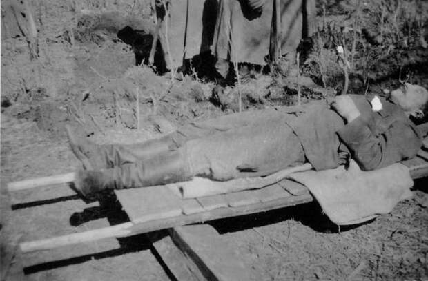 Тело генерал-лейтенанта М.Г. Ефремова, застрелившегося, чтобы не попасть в немецкий плен.jpeg