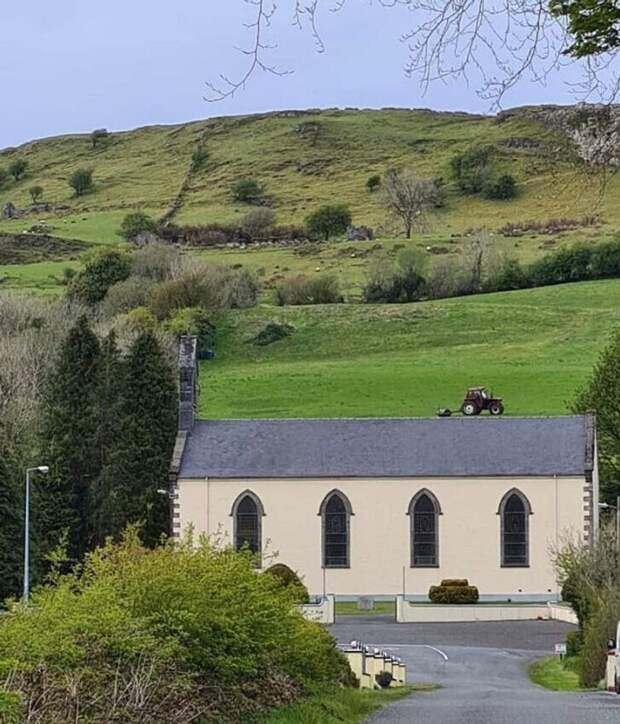 20. Ничего особенного: просто трактор на крыше церкви в Ирландии