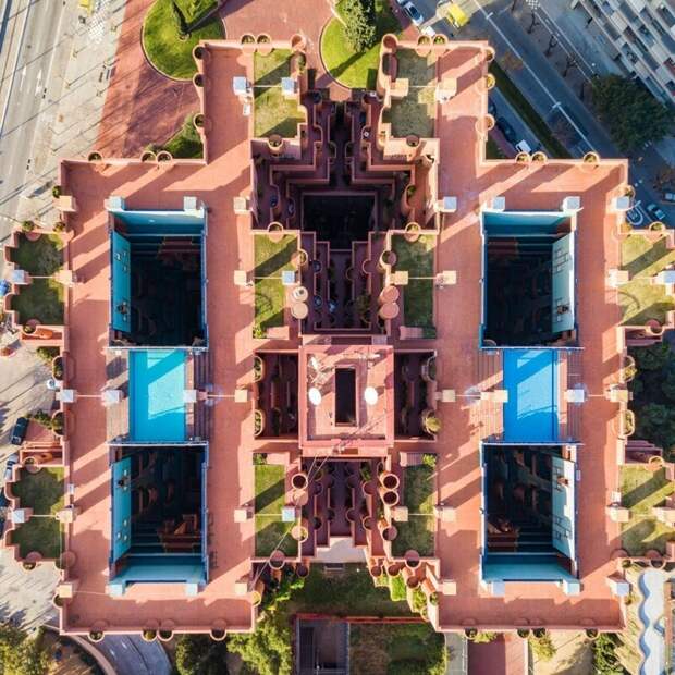 7. Многоквартирный дом Walden 7, спроектированный архитектором Рикардо Бофиллом барселона, беспилотник, вид с воздуха, вид сверху, дрон-фотография, с высоты птичьего полета, фотограф, фотоискусство