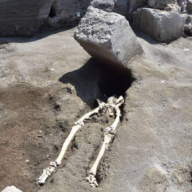 2. Скелет человека, раздавленного летящей каменной плитой во время извержения Везувия почти 2000 лет назад. Обнаружен в мае 2018 года