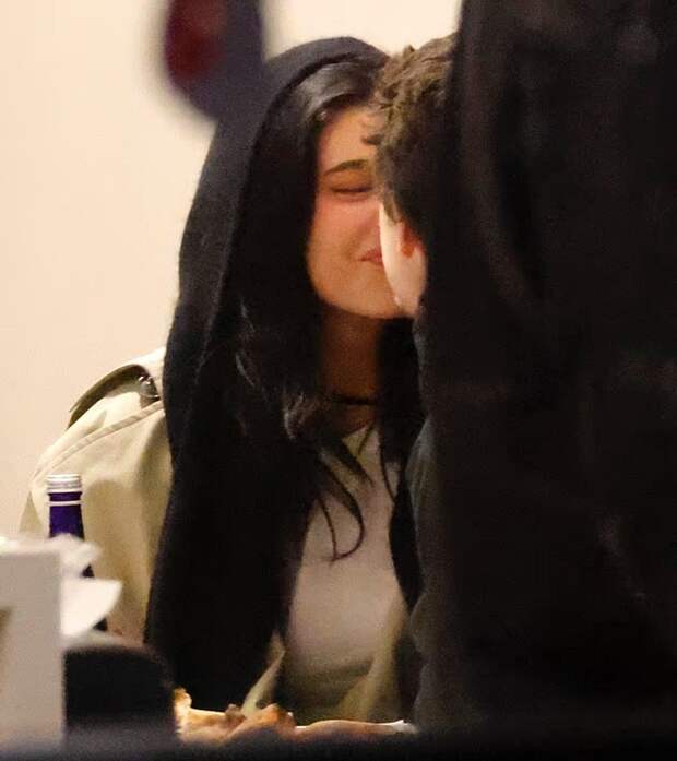 Тимоти Шаламе и Кайли Дженнер замечены на свидании в пиццерии: фото