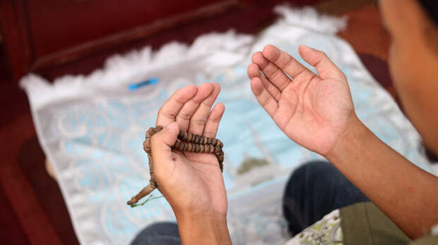 Мигранта выдворили из России за намаз в комнате общежития при открытой двери