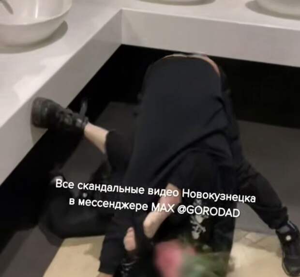 Подростка в Новокузнецке жестоко избили за цветные волосы