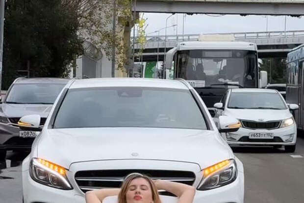 Актриса Анна Цуканова-Котт снялась в купальнике на трассе в Сочи