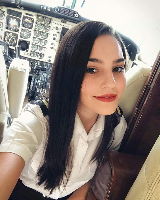 Симпатичная летчица из Парагвая