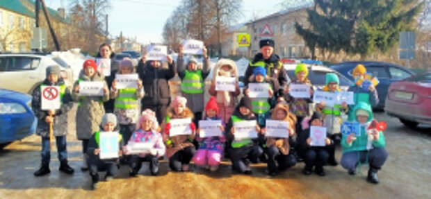 В липецком регионе юные инспекторы совместно с полицейскими напоминают детям и взрослым о важности соблюдения ПДД