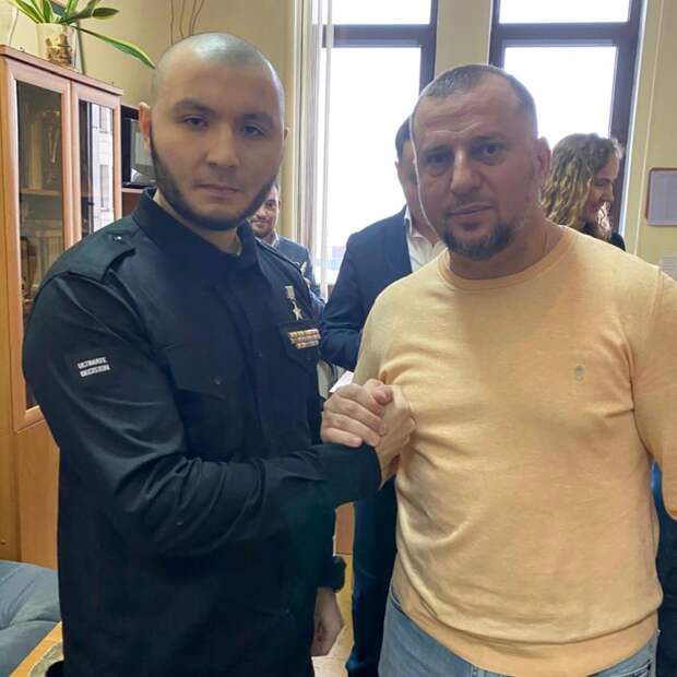 «Ряженые-наряженные». Военкора «Ахмата» обвинили в незаконном ношении редчайшей награды «Вагнера». Участник СВО записал обращение