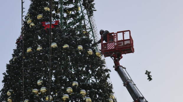 Новогодний городок начали разбирать на площади Свободы в Барнауле. Фото