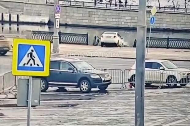 Легковушка упала в реку в Москве