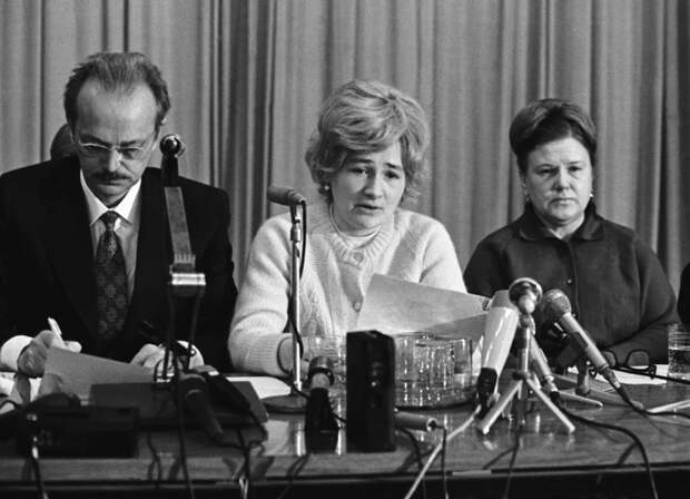 1976 год. Жена пилота Беленко, получившего политическое убежище в США, Людмила Петровна, его мать Людмила Степановна (справа) и первый заместитель заведующего отдела печати МИД СССР Л.В. Крылов во время пресс-конференции. Фото: ТАСС