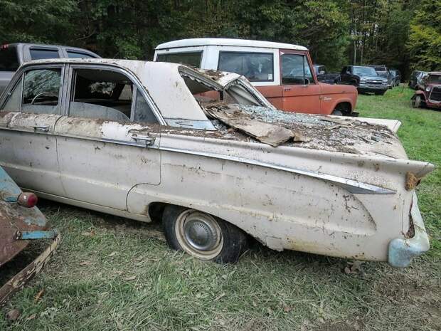 Позади Mercury Comet 1963 года стоит оригинальный Ford Bronco, цены на который в Штатах сейчас накачены как никогда авто, джанкярд, коллекция, коллекция автомобилей, олдтаймер, ретро авто, свалка автомобилей