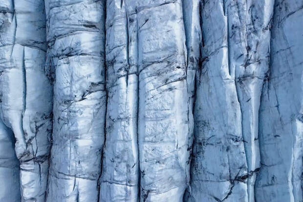 МЧС России: грузовик с тремя людьми провалился под лед в Амурской области